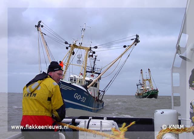 Viskotter op het strand