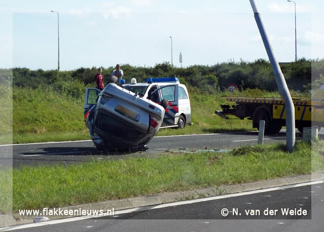 Auto over de kop op N59 (update)