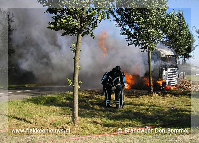 Vrachtwagen met aardappelen in brand