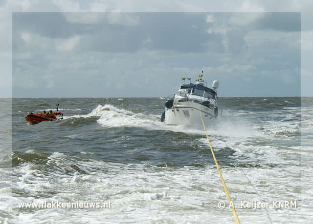 KMRM haalt zinkend jacht van zee