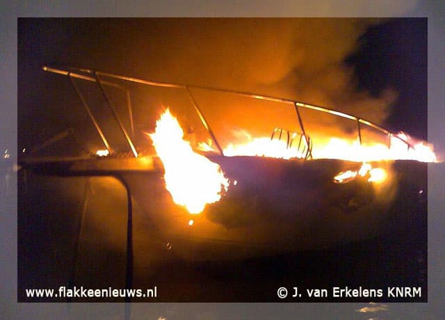 KNRM vaart voor brandende motorkruiser