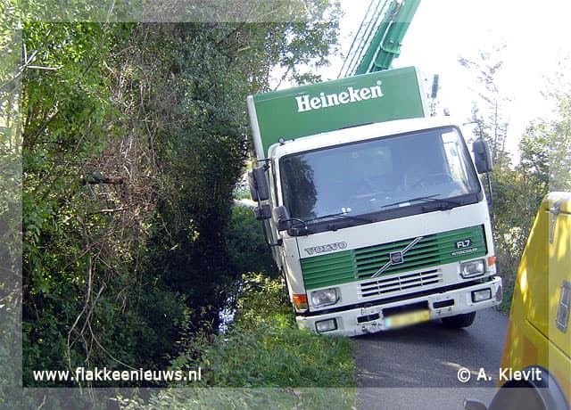 Vrachtwagen van de weg