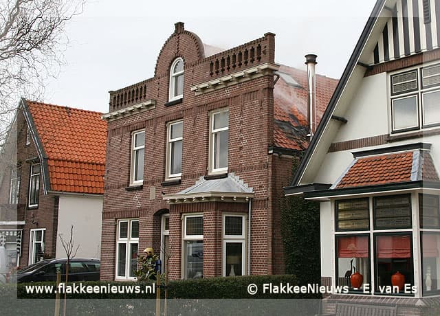 Schoorsteenbrand slaat door in dak