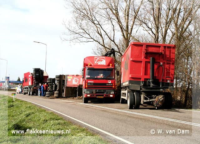 N215 gestremd door mestwagen op z'n kant (update)