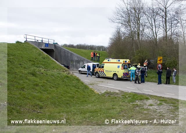 Auto rijdt van de weg bij tunnel