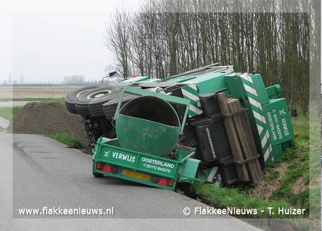 Kraan op z'n kant bij Herkingen