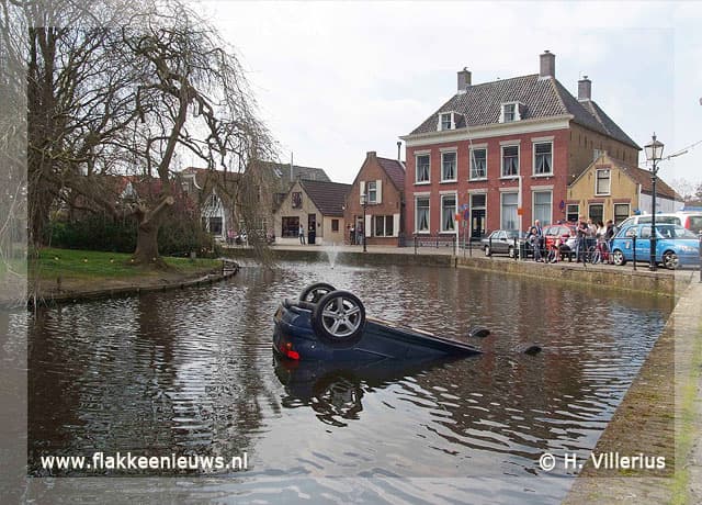 Auto in de gracht van Dirksland