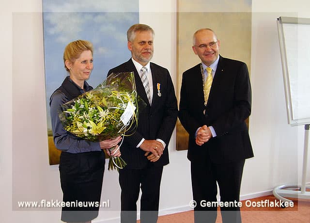 Burgemeester Oostflakkee reikt Koninklijke onderscheiding uit