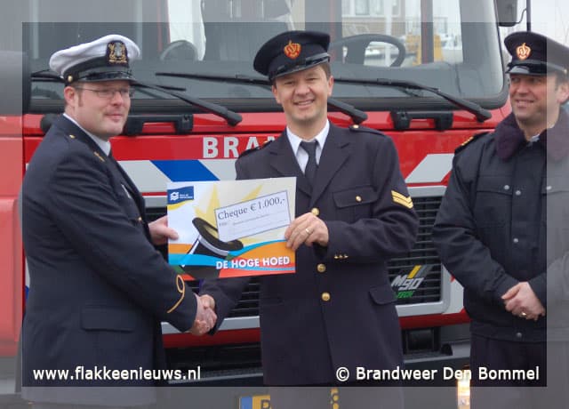 Brandweer Den Bommel ontvangt gift uit Hoge Hoed