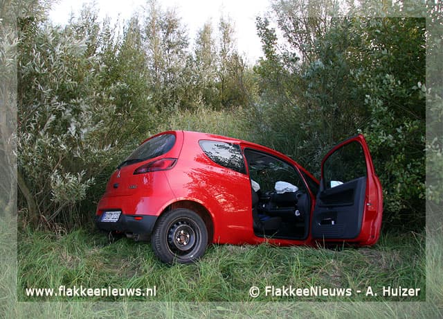 Auto uit de bocht bij Stellendam