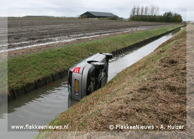 Auto van de dijk bij Dirksland
