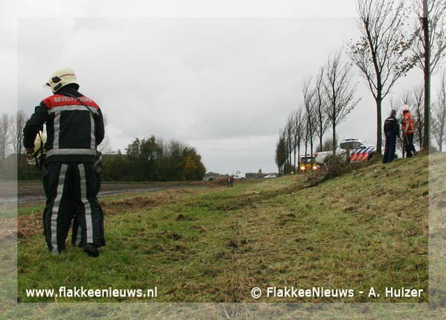 Auto van de dijk bij Dirksland