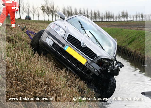 Auto van de dijk bij Dirksland