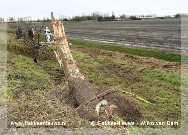 Auto van de dijk bij Dirksland