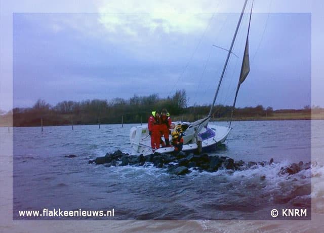 Griend vaart voor open zeilboot