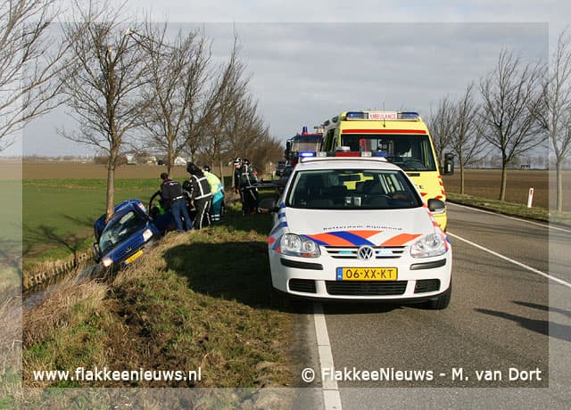 Auto tegen boom
