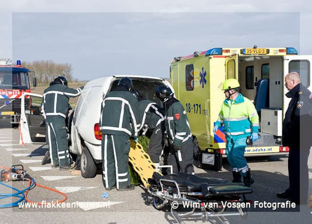Slachtoffer uit auto geknipt na kop-staart aanrijding