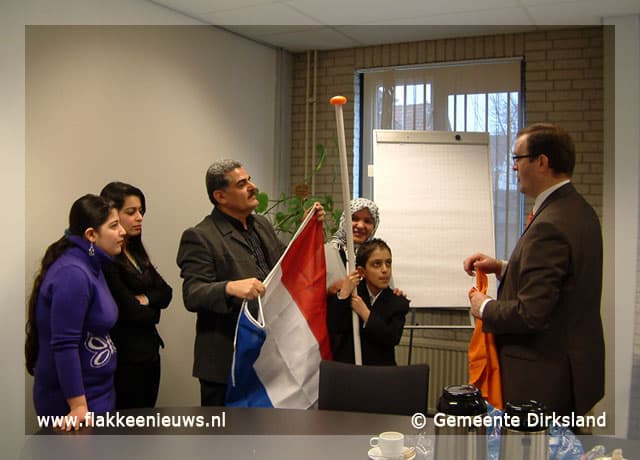 Burgemeester Stoop reikt vier bewijzen van Nederlanderschap uit