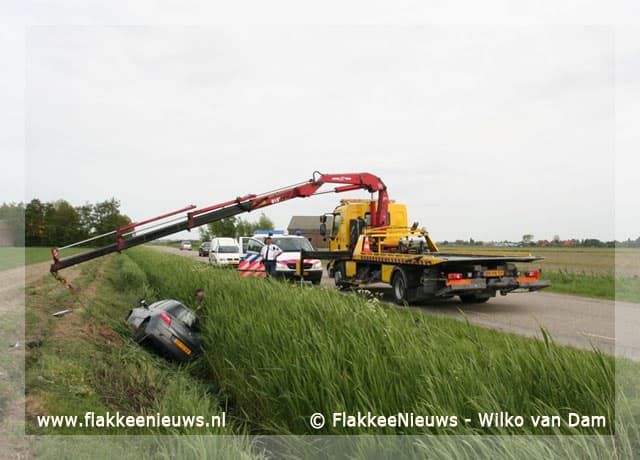 Auto in de sloot door hoestbui