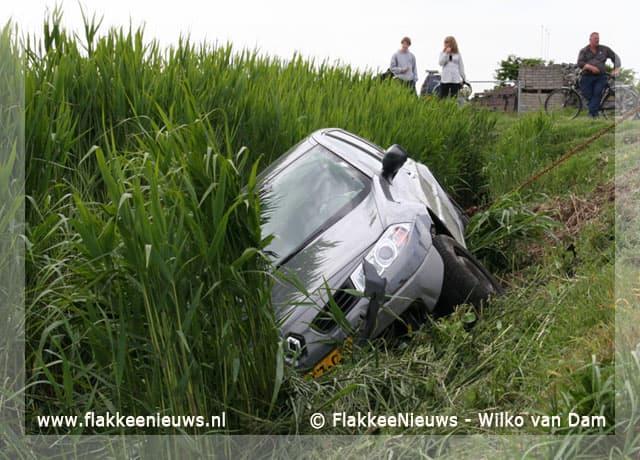 Auto in de sloot door hoestbui