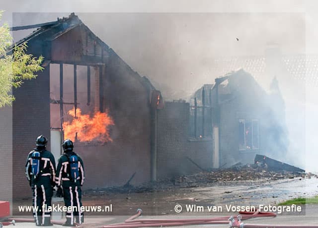 Zeer grote brand in bakkerij Ooltgensplaat (video)