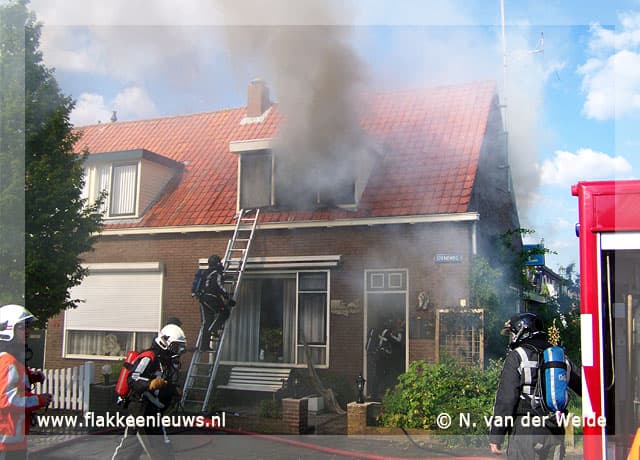 Middelbrand aan de Steneweg in Middelharnis