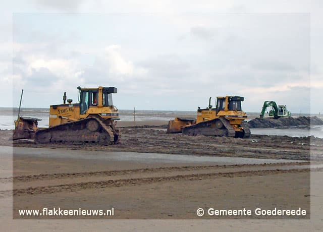 Gemeente ruimt slib van stranden