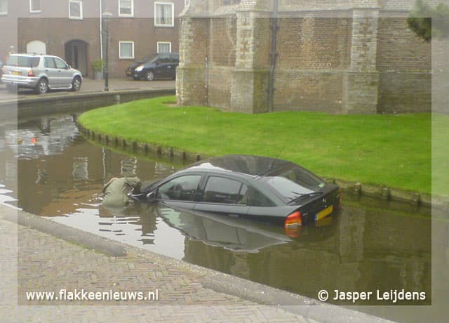 Auto in de kerkgracht