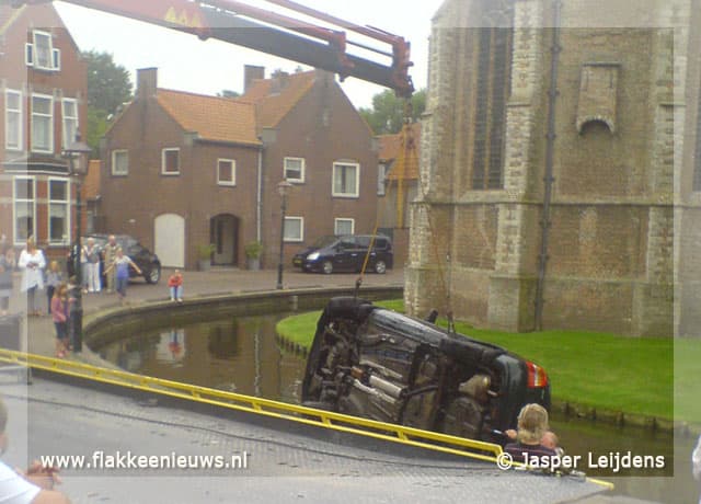 Auto in de kerkgracht