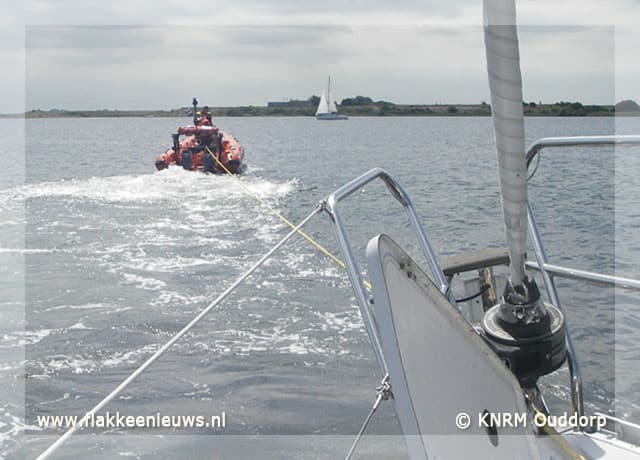 KNRM sleept kajuitjacht vlot