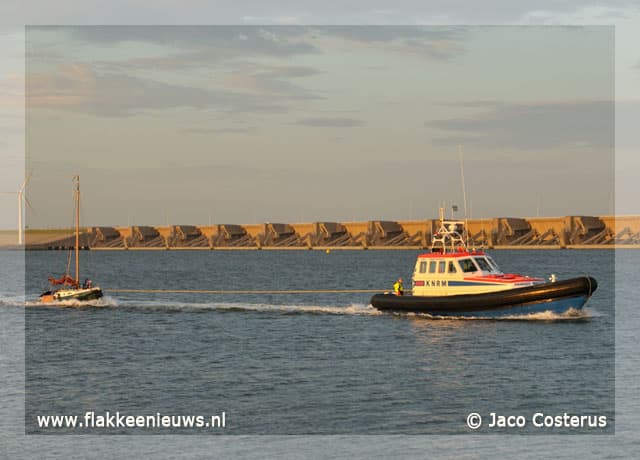 Bootje vastgelopen op het strand
