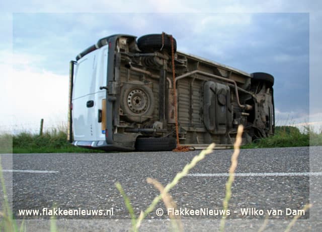 Bus op zijn kant na slippartij