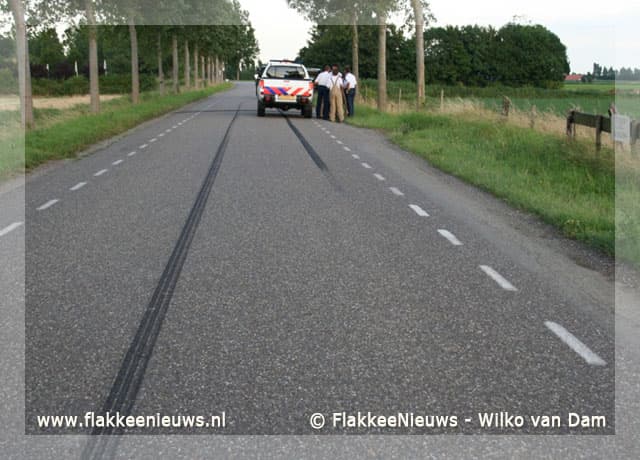 Bus op zijn kant na slippartij