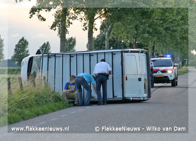 Bus op zijn kant na slippartij