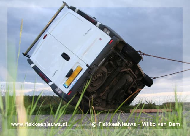 Bus op zijn kant na slippartij