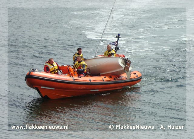 Zeilbootje omgeslagen