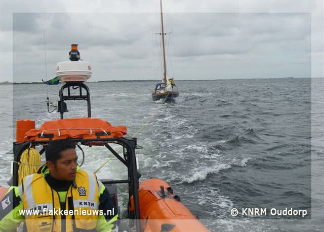 KNRM naar vaartuig aan de grond en vuurpijl
