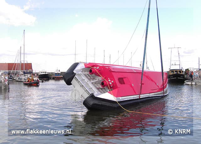 Geslaagde kantelproeven nieuwe reddingboot Stellendam