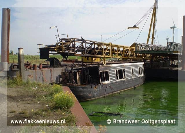 Leegstaande woonboot uitgebrand