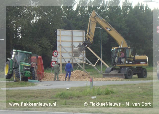 Aanhanger met uien gekanteld