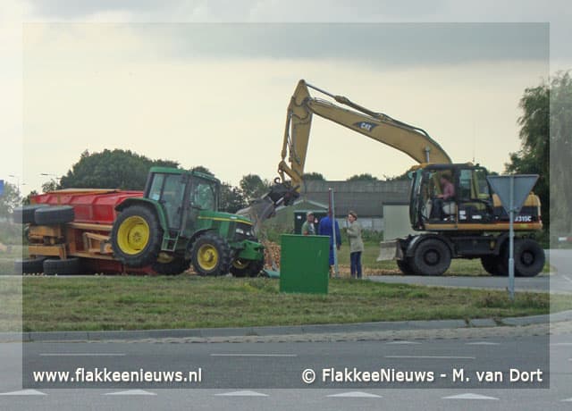 Aanhanger met uien gekanteld