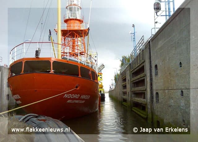 Bemanning KNRM helpt lichtschip Noordhinder