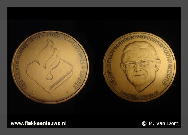 Prof. Mr. Pieter van Vollenhoven penning voor vrijwillige politie