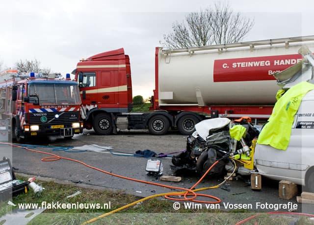 Frontale aanrijding tussen bestelbus en vrachtwagen