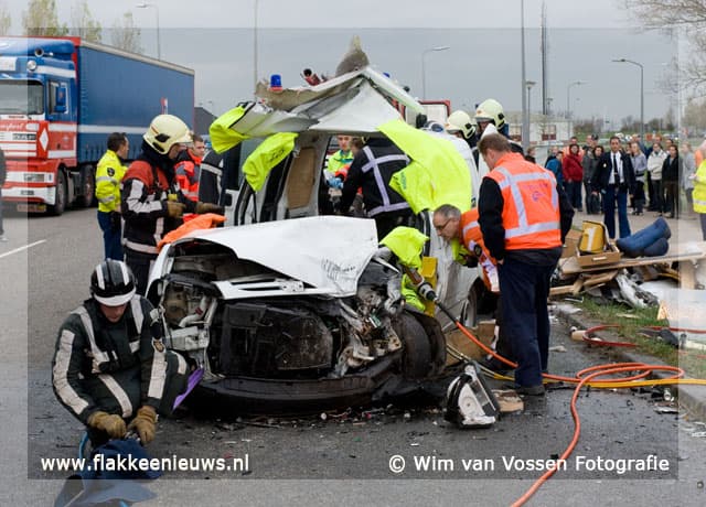 Frontale aanrijding tussen bestelbus en vrachtwagen