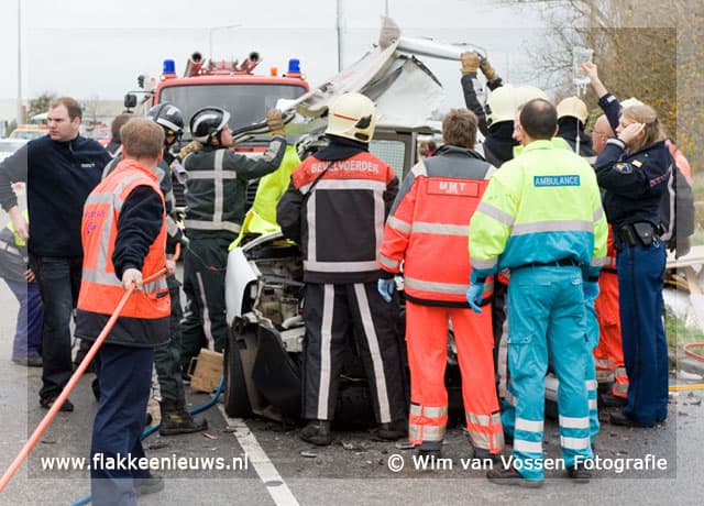 Frontale aanrijding tussen bestelbus en vrachtwagen