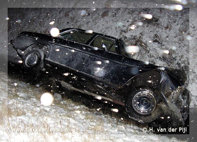 Auto in de sloot bij Den Bommel