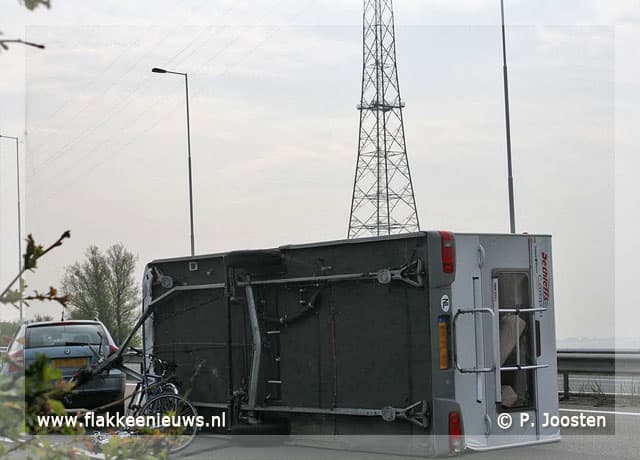 Caravan geschaard op de A29