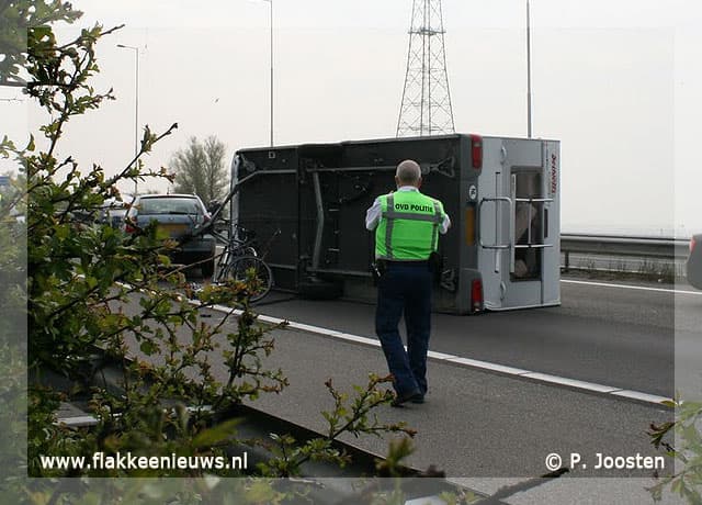 Caravan geschaard op de A29