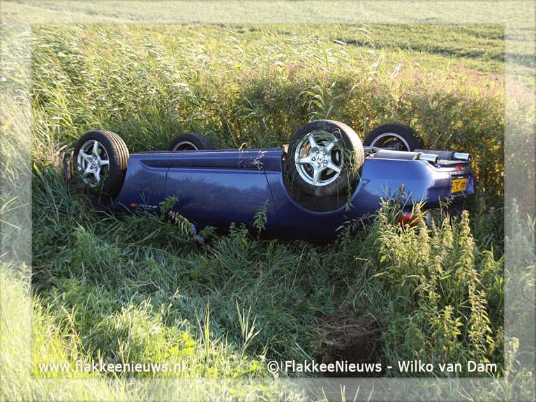 Auto naast de weg bij Dirksland